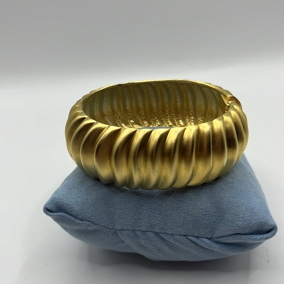 Vintage Large Matte Gold Clamper Chunky Ribbed Gold Tone Bangle Bracelet Swirls - Picture 3 of 11